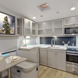 2025 Avenue 23ML Interior