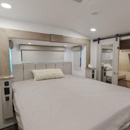 2025 Avenue 32RLS Interior