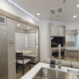 2025 Avenue 38DBL Interior