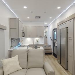 2025 Avenue 38DBL Interior