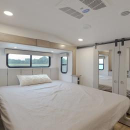 2025 Avenue 38DBL Interior