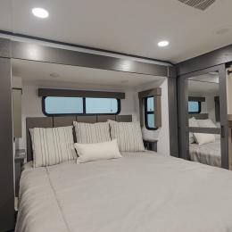 2025 Valor 42V14 Interior