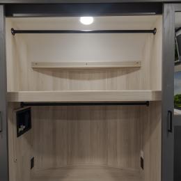 2025 Valor 42V14 Interior