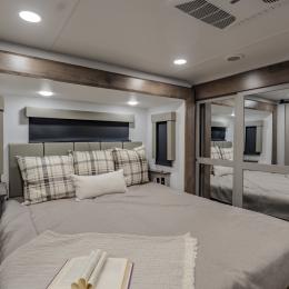 2026 Valor 44V14 Interior